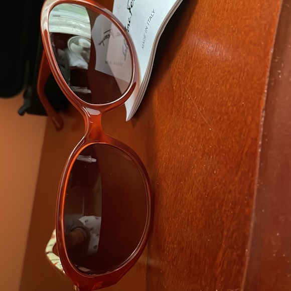 Ferragamo sun glasses - Picture 3 of 7